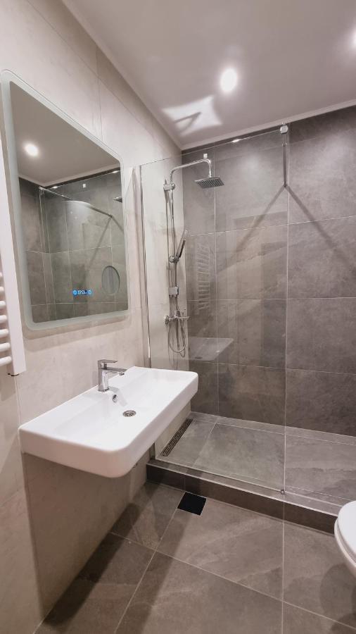 Grove Apartment + Free Parking Novi Sad Buitenkant foto